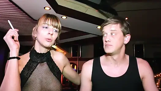 Eş Değiştirmeli Grup Seks Partisi Ateşli Evli Kadınlar Bağlı Ve Vahşi Sikiliyor