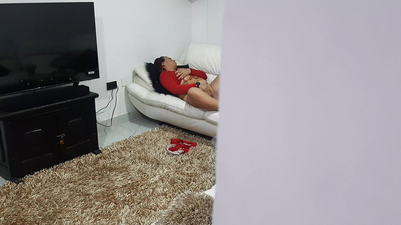 Kanepede zengin bir şekilde mastürbasyon yaparken onu kaydetti