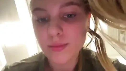 Aşırı parmaklayan amcık yakın çekim. Büyük götlü anal tıkaç