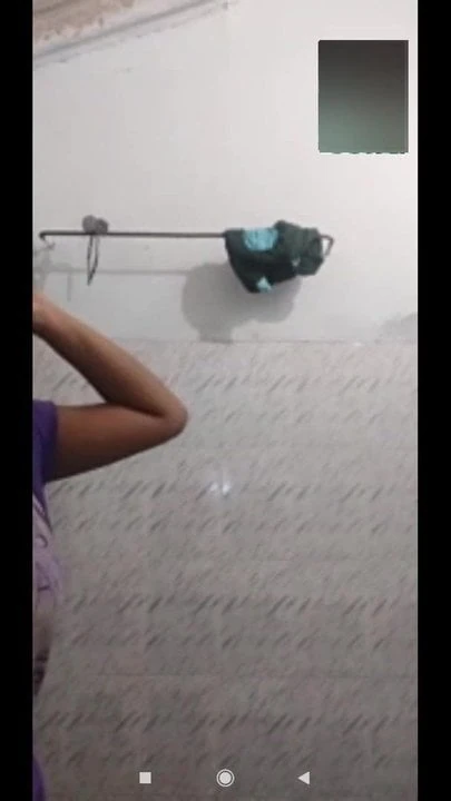 Hintli kız kamera şovunda değerli vücut varlıklarını gösteriyor.