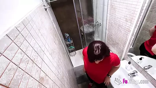 Edepsiz İspanyol temizlikçi kadın Lucia Bianco porno çekme şansını deniyor!!