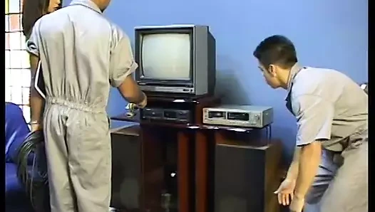 Güzel götlü topuklu sürtük gırtlağına kadar alıyor ve oturma odasında iki yarak alıyor