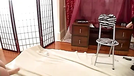 Arkadaşı tarafından sahte yarakla sikiliyor