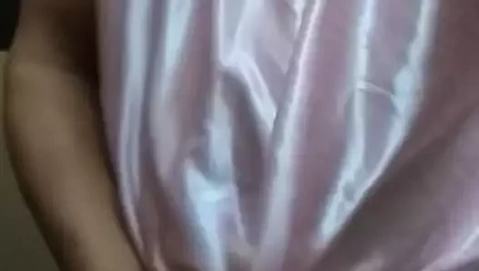 İpeksi saten gecelik mastürbasyon