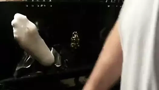 Segaiolo feticista si sega mentre solleticato