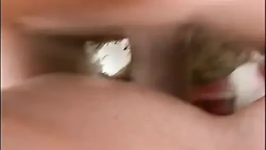 Azgın kızıl saçlı bebek vahşi plajda amcığını parmaklıyor