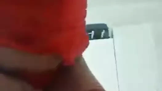 Anne dizüstü bilgisayarın önünde