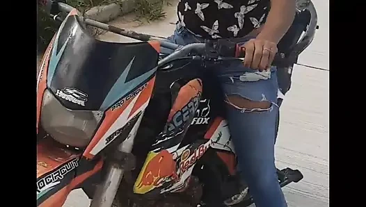 Kız arkadaşım bahsi ödemek için bana götünü veriyor