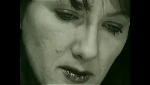 Azgın olgun üzgündü çünkü seks istiyordu, bu yüzden arkadaşı geldiğinde seks yapmak için mutlu oldu