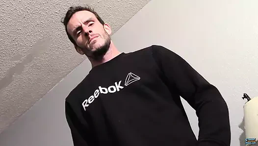 Yakışıklı shank boşalmadan önce büyük yarağına şaplak atıyor