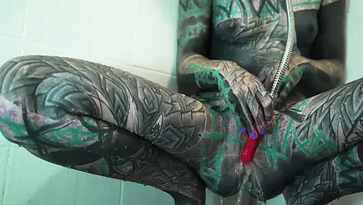 Modelo muy tatuada intensa masturbación anal en la ducha