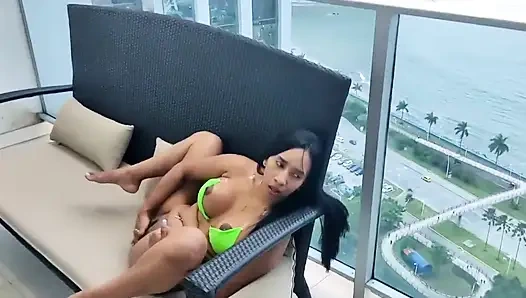 Balkonda izleyen tüm komşularımın önünde mastürbasyon yapıyorum. Edepsizliklere bayılıyorum!