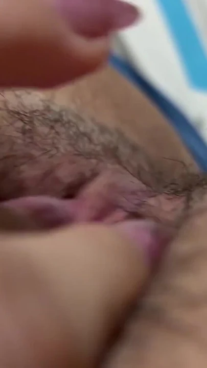 Seksi sarışın kadın boşalana kadar büyük kıllı pembe amını sıvazlıyor | Klip 1