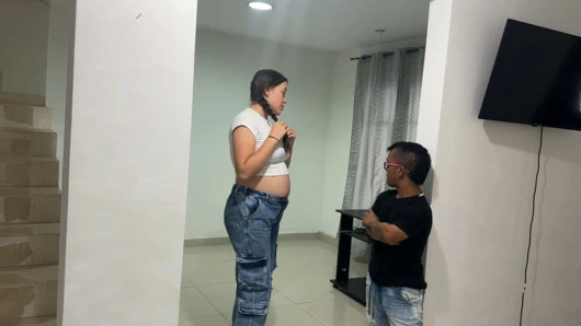 Zengin hamile emlak danışmanı kızı sikiyorum, böylece evini kiralamayı kabul ediyor ve sonunda büyük yarağımı götüne sokuyorum.