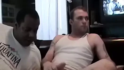 Yakışıklı amatör var onun horoz emdi tarafından olgun siyah homo