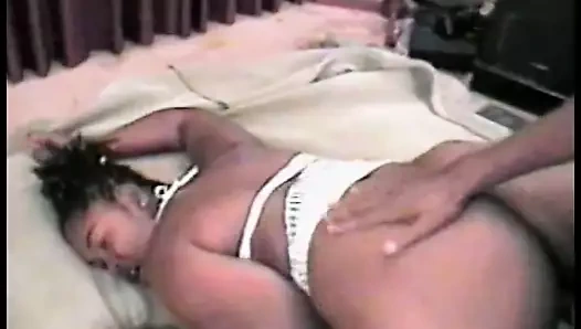 Sürtük sıkı amına ve ağzına yarak alıyor, sonra iç çamaşırına boşalıyor