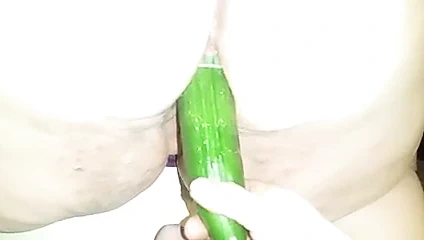 Sert kedi sikme ile salatalık