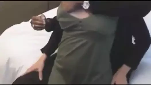 Siyah boşalmak, hotwife'ın sıkı kedisinden sızıyor