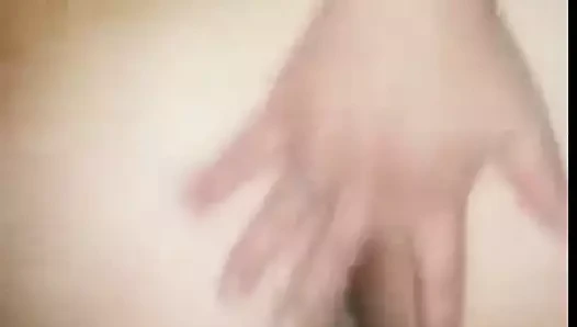 Une copine lui monte sur la tige