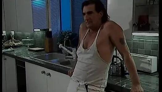 Büyük memeli esmer porno yıldızı tıraşlı amıyla yarağa biniyor ve sonra boşalıyor