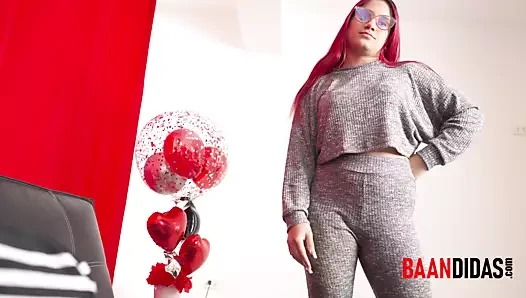 Redhead sevişirken erkek arkadaşını arar