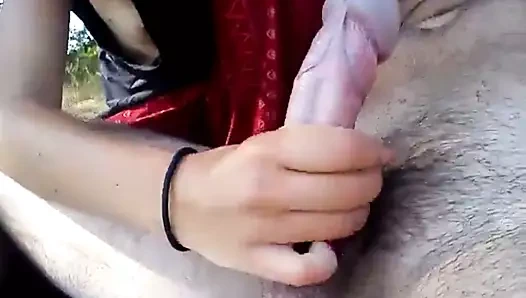 Bana mükemmel bir handjob veriyor! sikimi beğendin mi