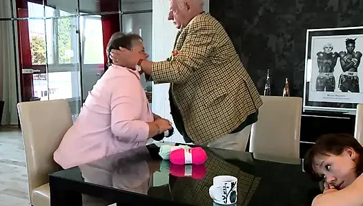 Çılgın Aile Vahşi Amcık Oyunu Ve Sert Sikiş