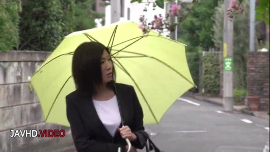 Yaramaz Asyalı makoto kasai aşırı üçlü sikişiyor iki erkeği baştan çıkarıyor