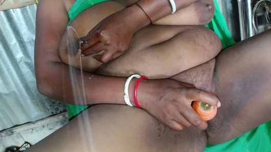 Husband Ghar per nahin tha to gajar se chudai ki