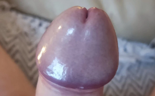 Yalan o büyük göt deliğimde dildoyla ıslakken daha büyük bir dildoda da büyük bir yarakla oynuyor