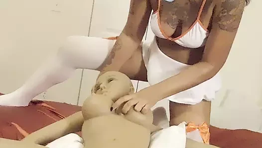 Yaramaz hemşire tıbbi bebeğini ovuyor ve boşalana kadar bebeğin memelerini sikiyor!