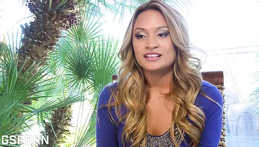 Güzel memeli latin orta yaşlı seksi kadın ıslak amcığını sikmek için sert yarak istiyor