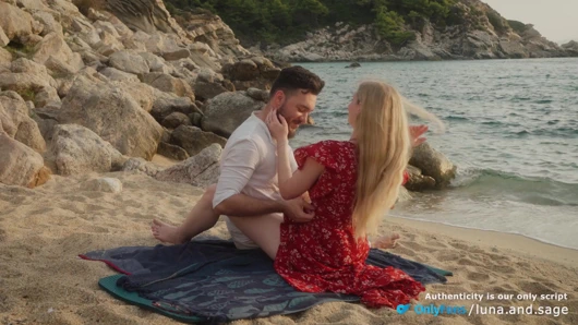 Açık havada seks için gizli bir plaj bulduk - gerçek amatör çift