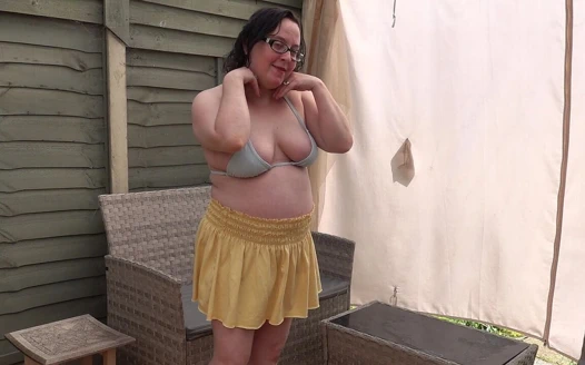 Sarı mini etekli ve büyük memeli bikinili seksi evli kadın