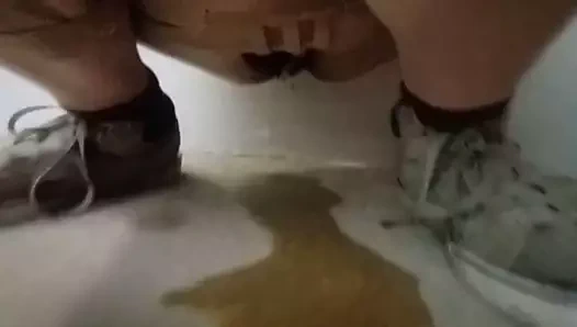 Mon dickclit arrose le sol