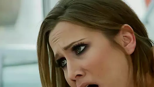 Seksi kız arkadaş sinemadan sonra erkek arkadaşından sikiliyor