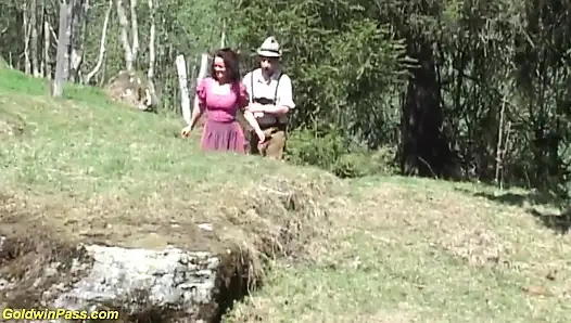 Alman üçlü grup seks açık havada sikişiyor