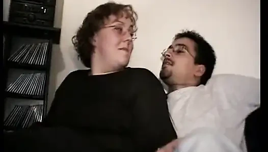 Tombul Alman orta yaşlı seksi kadınlar amatör seansta birlikte sikiliyor
