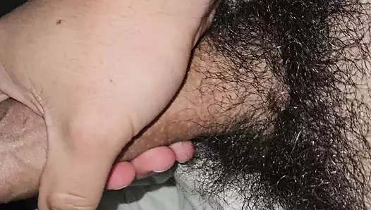 Erkek arkadaşının yanında mastürbasyon yapıyor