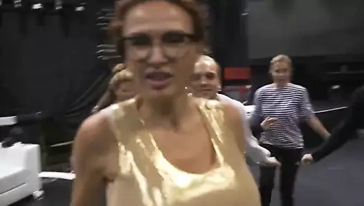 sahte göğüsler sallamak