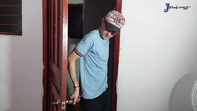 O benim fahişe üvey kardeşim izler
