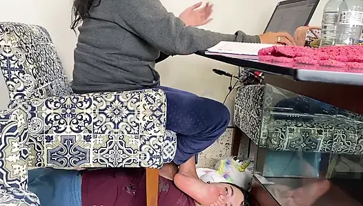 Tanrıça Kiffa'nın kullanmak için gerçek hayat köleleri var