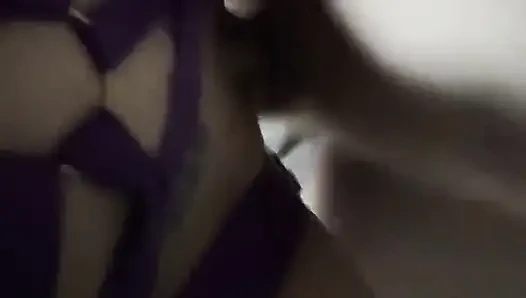 Kocası mor koşumlu kıyafetle gidince ve dölünü alırken Zoey Portland tamirciyle oynuyor ve tamir faturasını ödemek için oynuyor