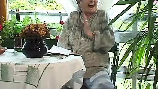 Azgın Alman nine açık havada grup seks