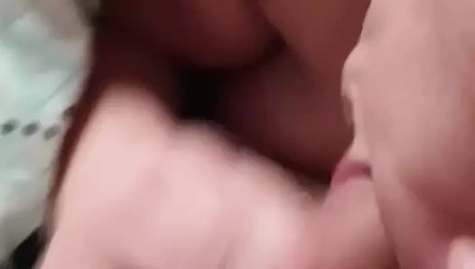 Ma femme me mange la bite avec sont jus de bon matin