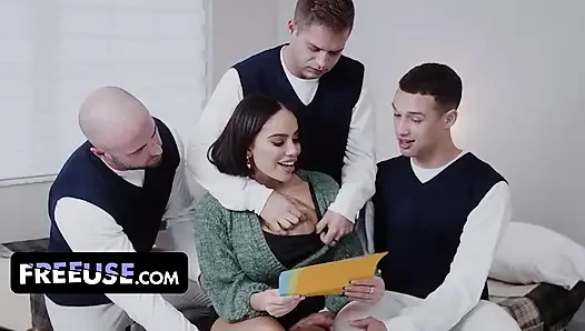 Büyük memeli Victoria June, Danny Steele ve Nicky Asi vahşi grup sikişinde