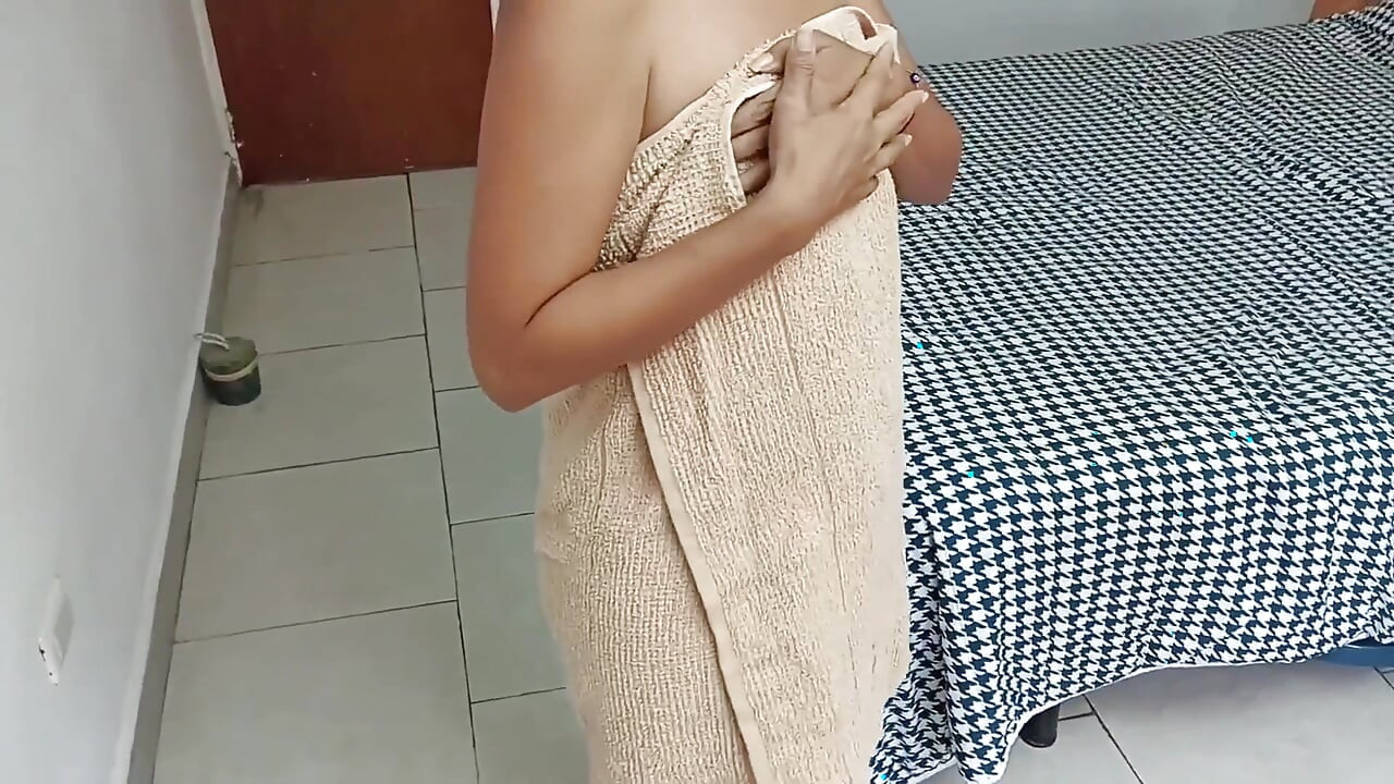 Üvey erkek kardeş ve üvey kız kardeş arasında havlu takası ve daha fazlası. İspanyol pornosu.