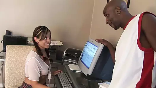 Çekici hatun siyah yarağın üstüne atlıyor