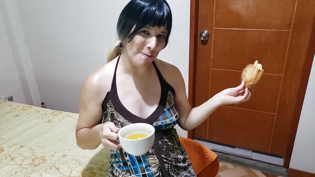 Seksi kız kurabiye yerken bir bardağa çiş içiyor.