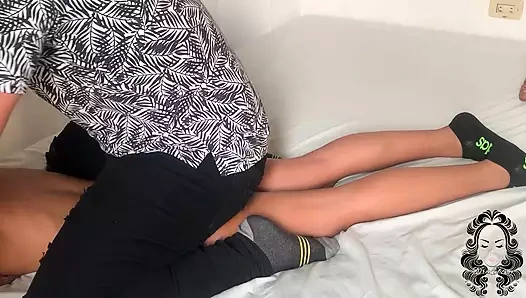 Üvey kız kardeşimi erotik bir masajla domine etti
